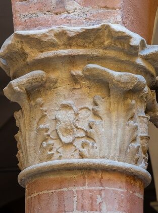 Il capitello in pietra di una colonna del portico