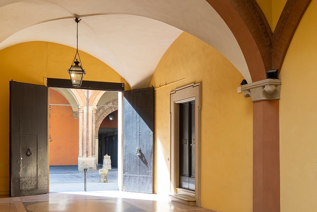 Una sala dello Studio, con divano, libreria e un’opera d’arte alla parete