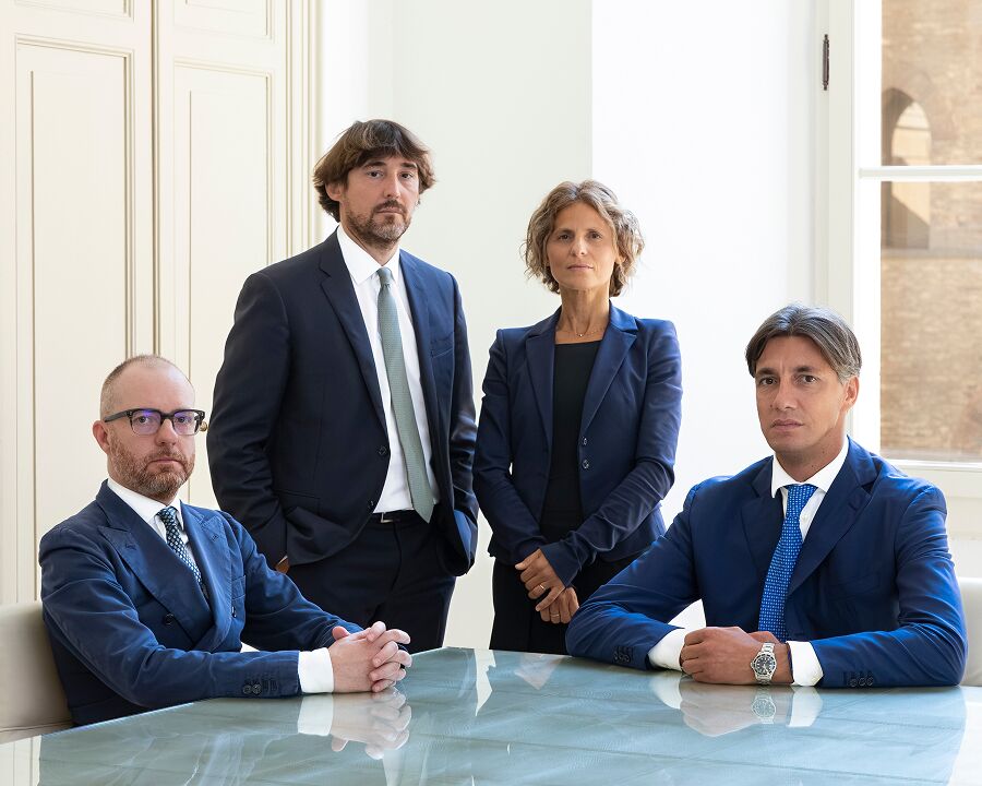 Fotografia di gruppo dei quattro partner dello studio
