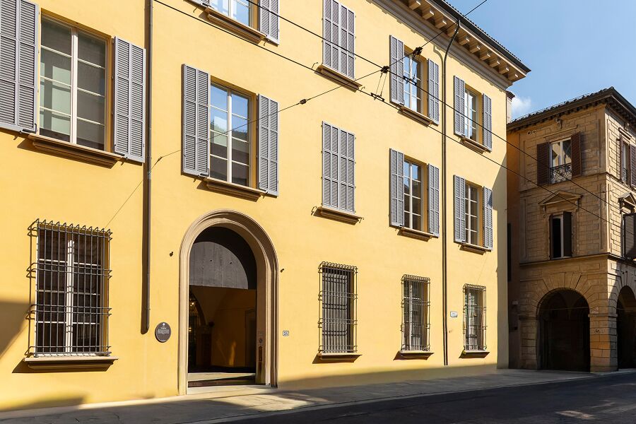 La facciata di Casa Sampieri in Strada Maggiore 24, a Bologna