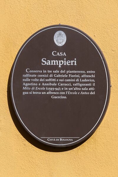 La targa di Casa Sampieri, che ricorda gli affreschi dei Carracci e del Guercino
