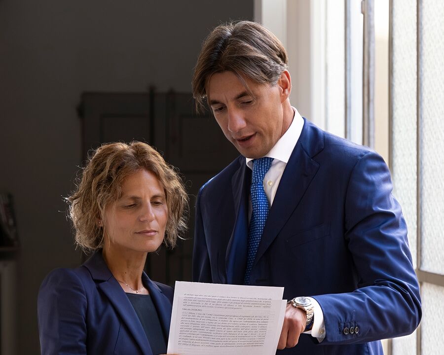 Due partner dello Studio esaminano un documento